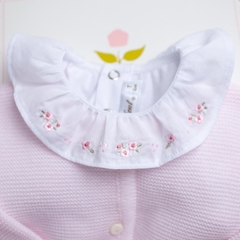 BODY M/LARGA CUELLO VOLADO FLOR ROSA