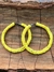 Brinco argola brilhante amarelo