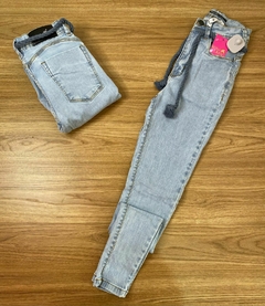 Calça Jeans Reville na internet