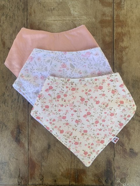 Trio Babador Bandana Impermeável - Rosa Salmão + Pássaros no Jardim + Florzinha Rosa