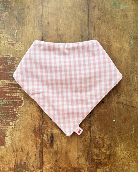 Babador Bandana Impermeável Xadrezinho Rosa Chá - Ateliê Cerejinha