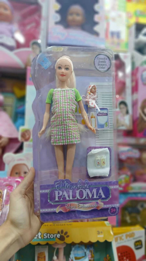 Muñeca Paloma embarazada con accesorios - comprar online
