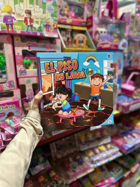 Juego El Piso es Lava | Desafía tu Rapidez y Agilidad con Amigos