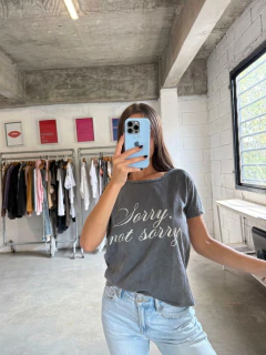 REMERA SORRY - Nylon