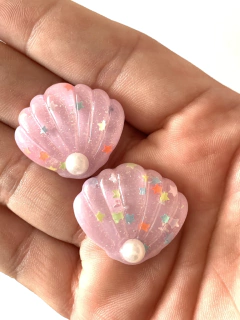 APLIQUE CONCHA COM PÉROLA ACRÍLICO LILÁS - 2 UNIDADES