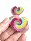 APLIQUE CORAÇÃO TIE DYE ACRÍLICO - 1 UNIDADE