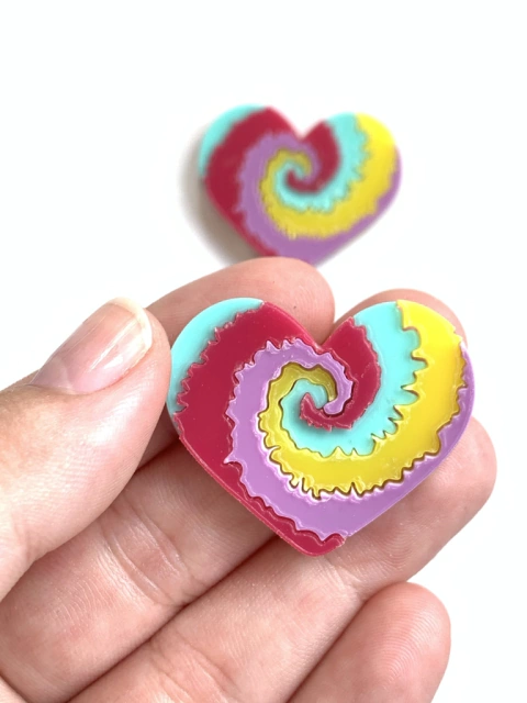 APLIQUE CORAÇÃO TIE DYE ACRÍLICO - 1 UNIDADE