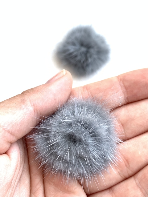 POMPOM RETO PÊLO CINZA - 2 UNIDADES - 4,5CM