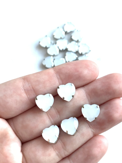APLIQUE PEDRA CORAÇÃO BRANCO (10MM) - 5 UNIDADES