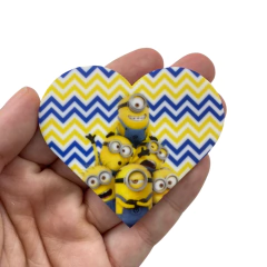 APLIQUE CORAÇÃO MINIONS ACRÍLICO - FUNDO CHEVRON - 1 UNIDADE - comprar online