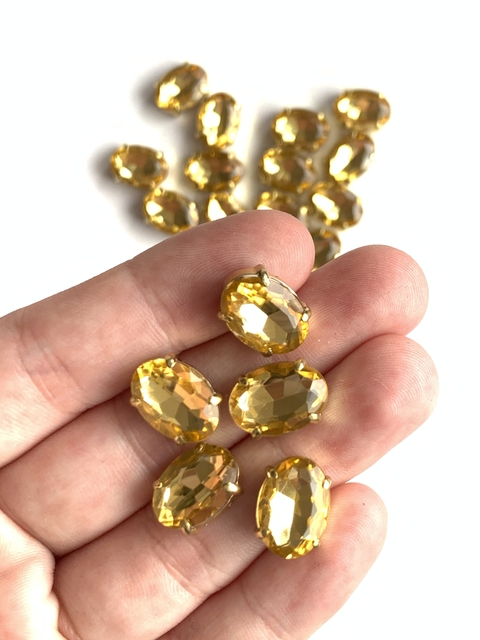 APLIQUE PEDRA OVAL BEGE GARRA DOURADA (15MM) - 5 UNIDADES