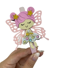APLIQUE FADA SONINHO ACRÍLICO ADL - 7CM - CABELO ROSA - 1 UNIDADE - Aplique de Laço