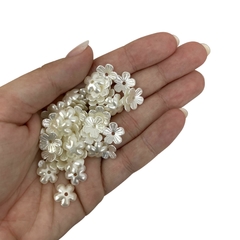 FLOR ARAMADO CURVADA MARFIM PEROLADA - 10MM - 10 GRAMAS - comprar online