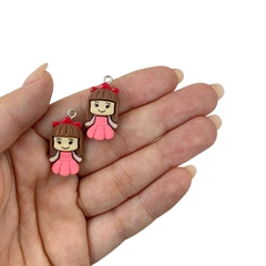 PINGENTE BONECA ROSA RESINA - 2,5CM - 2 UNIDADES - comprar online