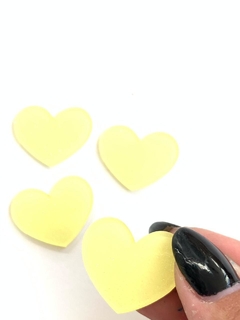 APLIQUE CORAÇÃO ACRÍLICO PEQUENO AMARELO BEBÊ - 2 UNIDADES - Aplique de Laço