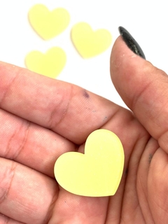 APLIQUE CORAÇÃO ACRÍLICO PEQUENO AMARELO BEBÊ - 2 UNIDADES - comprar online