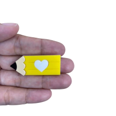 APLIQUE LÁPIS CORAÇÃO ESCOLAR AMARELO ACRILICO ADL - 4CM - 2 UNIDADES - comprar online
