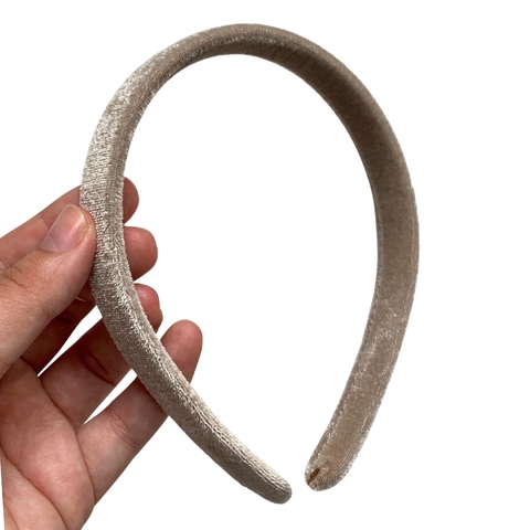 TIARA RETA FINA AVELUDADA - BEGE CLARO - 1 UNIDADE
