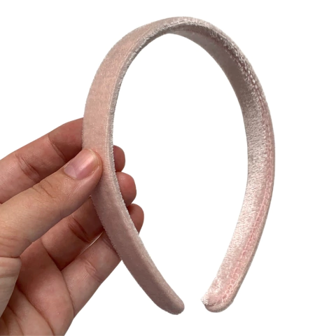 TIARA RETA FINA AVELUDADA - ROSA BEBÊ - 1 UNIDADE