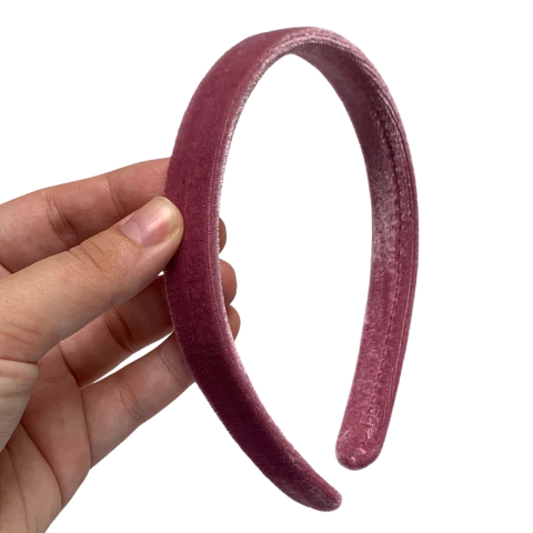 TIARA RETA FINA AVELUDADA - ROSÉ- 1 UNIDADE