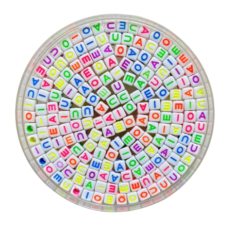 MIÇANGA VOGAIS CUBO FUNDO BRANCO LETRA COLORIDA - 6X6MM - 20 GRAMAS