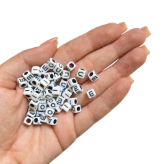 MIÇANGA VOGAIS CUBO BRANCO LETRA PRETA - 6X6MM - 20 GRAMAS - comprar online