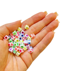 MIÇANGA VOGAIS CUBO FUNDO BRANCO LETRA COLORIDA - 6X6MM - 20 GRAMAS - comprar online