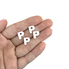 APLIQUE ALFABETO PEQUENO BRANCO - 1CM - 4 UNIDADES - Aplique de Laço