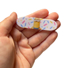 CLIP PLACAS MINIONS - FUNDO BRANCO GRANULADO - 6,5CM - 2 UNIDADES - comprar online