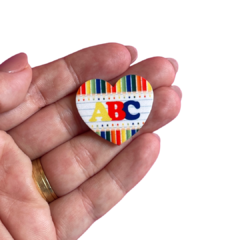 APLIQUE CORAÇÃO ABC LÁPIS ESCOLAR ACRILICO ADL - 3CM - 1 UNIDADE na internet