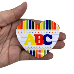 APLIQUE CORAÇÃO ABC LÁPIS ESCOLAR ACRILICO ADL - 6,5CM - 1 UNIDADE na internet