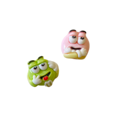 APLIQUE M&MS CARINHAS MÉDIO RESINA YAMA - CORES DIVERSAS - 2CM - 2 UNIDADES - Aplique de Laço