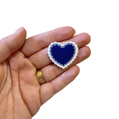 APLIQUE CORAÇÃO PESPONTADO RENDA ACRÍLICO ADL - AZUL ROYAL - 3CM - 2 UNIDADES na internet