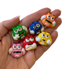 APLIQUE M&MS CARINHAS MÉDIO RESINA YAMA - CORES DIVERSAS - 2CM - 2 UNIDADES - loja online