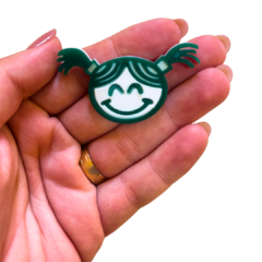 APLIQUE ESCOLAR MENINA XUXINHA VERDE BANDEIRA ACRÍLICO ADL - 3CM - 1 UNIDADE na internet