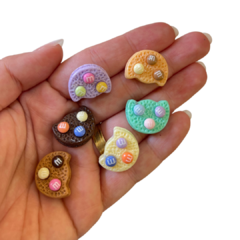 APLIQUE BISCOITO M&MS RESINA YAMA - CORES DIVERSAS - 2CM - 2 UNIDADES - Aplique de Laço