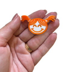 APLIQUE ESCOLAR MENINA XUXINHA LARANJA ACRÍLICO ADL - 3CM - 1 UNIDADE na internet