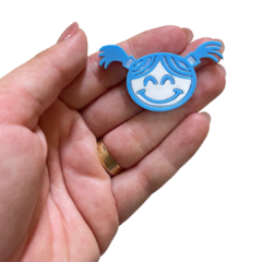 APLIQUE ESCOLAR MENINA XUXINHA AZUL TURQUESA ACRÍLICO ADL - 3CM - 1 UNIDADE na internet
