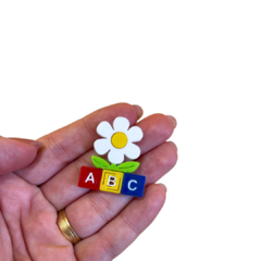 APLIQUE MARGARIDA ABC ESCOLAR ACRILICO ADL - 3,5CM - 1 UNIDADE na internet