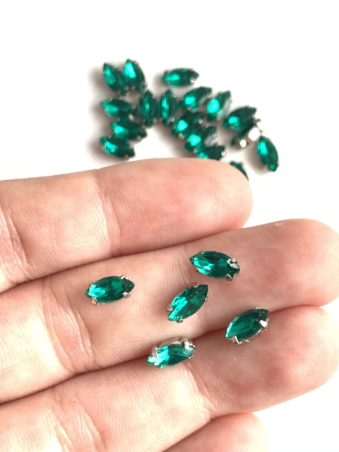 APLIQUE PEDRA NAVETE ESMERALDA (8MM) - 5 UNIDADES