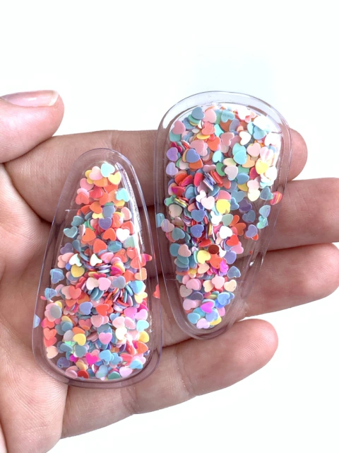 APLIQUE BASE TRANSPARENTE CORAÇÃO MULTICOLORIDO - 2 UNIDADES