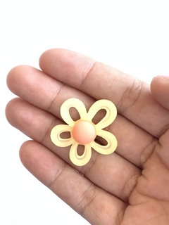 APLIQUE FLOR RESINA CREME - 2 UNIDADES na internet
