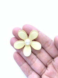 APLIQUE FLOR ACRÍLICO PÉROLA AMARELA - 2 UNIDADES
