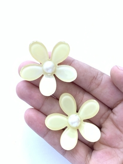 APLIQUE FLOR ACRÍLICO PÉROLA AMARELA - 2 UNIDADES - comprar online