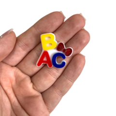 APLIQUE ABC LAÇO PEQUENO ESCOLAR ACRÍLICO ADL - 3CM - 2 UNIDADES - comprar online