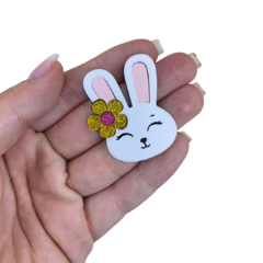 APLIQUE COELHO BRANCO FLOR DOURADA ADL - ENCANTOS DE PÁSCOA - 4CM - 1 UNIDADE na internet