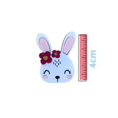 APLIQUE COELHO BRANCO FLOR PINK ACRÍLICO ADL - ENCANTOS DE PÁSCOA - 4CM - 1 UNIDADE na internet