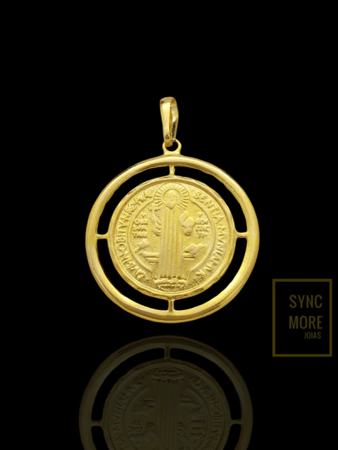 Pingente Vazado São Bento Banhado a Ouro 18K - SYNC MORE JOIAS