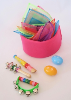 Set de 5 Instrumentos + Set 7 Pañuelos Sensoriales + Canasta FUCSIA