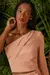 BLUSA OMBRO SÓ PREGAS BEGE NATURAL - comprar online